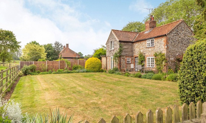 East Dereham Cottage | LITTLE FLINT, pet friendly, with open fire in Little Fransham