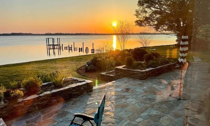 New Bern House | Little piece of heaven in your own back yard!