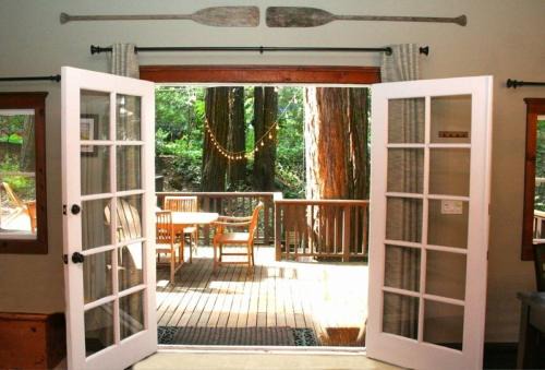 Northwood House | Little Red House Plus! Redwoods! Hot Tub! BBQ Grill! Fast WiFi! Near Golf Course! Dog Friendly!
