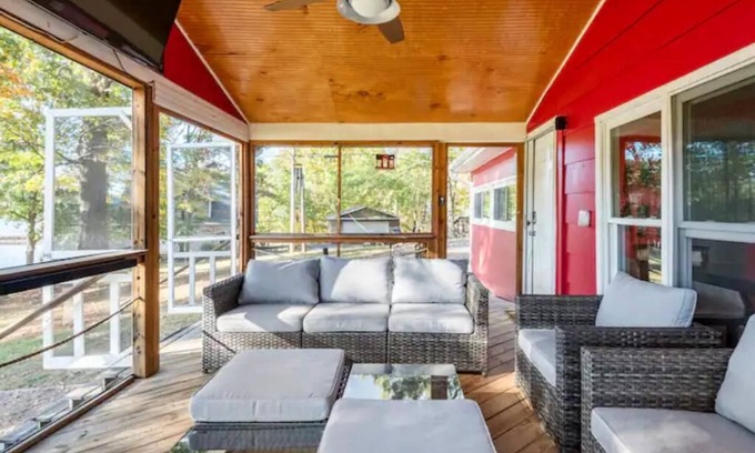Dixie - Berryhill House | Little Red Lakehouse