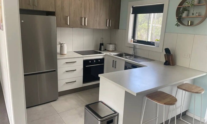 Riverside House | Little White House on Ecclestone close to city centre and Tamar Valley Wineries!