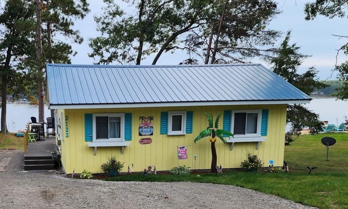 National City Cottage | Little Yellow Cottage - Beach - Little Island Laken