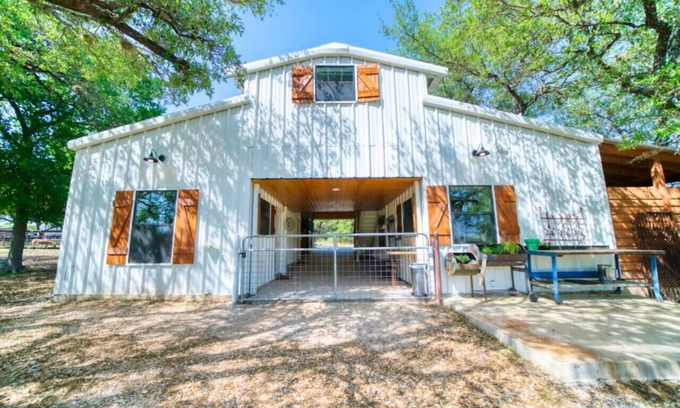 Dripping Springs House | Live Oak Lodge, Rustic Barndo w Dog (or Kid) Run!