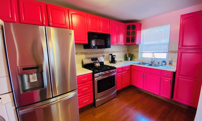 Williamsbridge House | Live the Dream at NYC Barbie’s House: Chic 4-Bed, 2.5-Bath Bronx Getaway!
