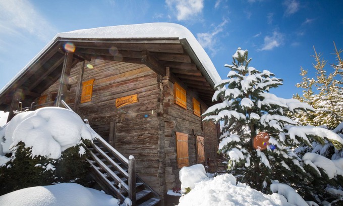 Verbier Apartment | Living room with fire place, kitchen with vitroceram, dishwasher, microwave and washingmachine, eati