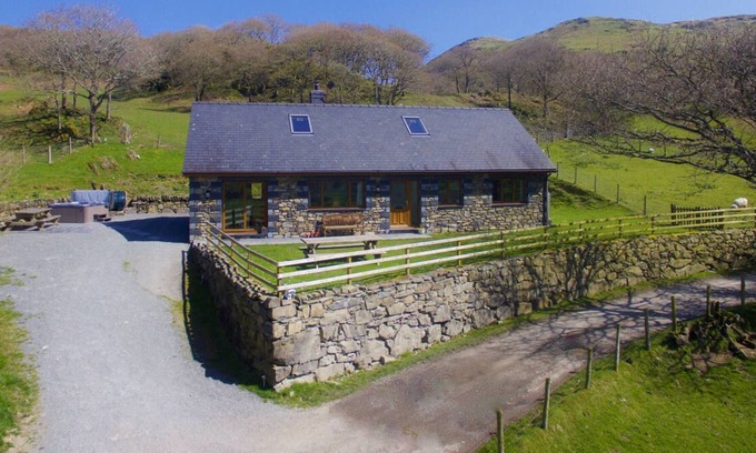Cwrt Ski Chalet | Llidiart y Llyn in the beautiful Tywyn
