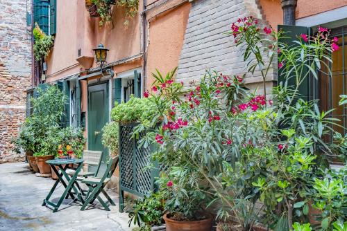 Dorsoduro Apartment | Lo Squero 1 The Secret Courtyard in Dorsoduro