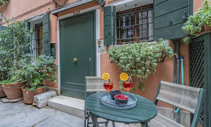 Dorsoduro Apartment | Lo Squero 1 The Secret Courtyard in Dorsoduro