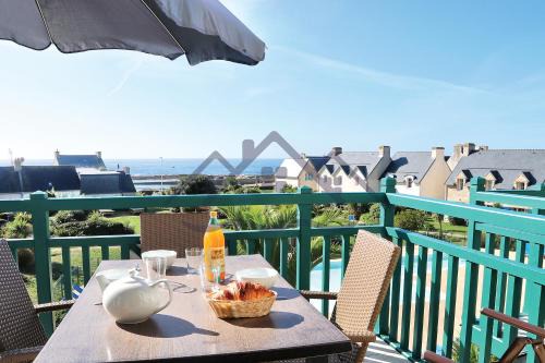Guilvinec Apartment | LocaLise au Guilvinec - A28 - Belle vue sur la mer, la piscine et le jardin - - Tout à pied, plages, port, centre, commerces, marché - Wifi inclus - Linge de lit inclus