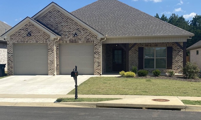 Northport House | Located 12 Miles From UA Campus and Downtown in a Pleasant Neighborhood