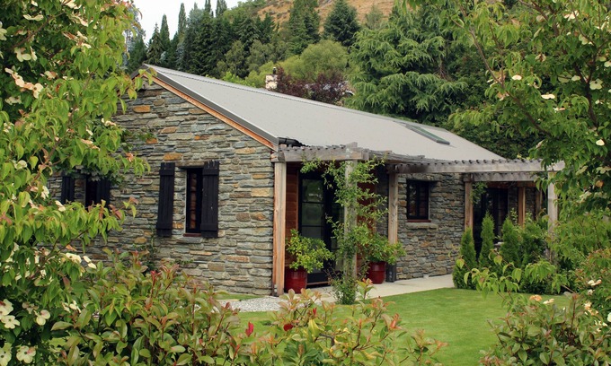 Lower Shotover Cottage | Located 7 minutes from Frankton. Centrally located in the Wakatipu Basin