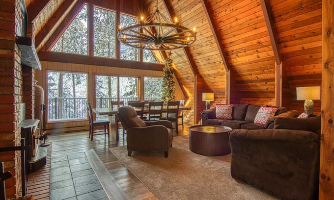 East Kootenay Cabin | Located Across The Road From The Upper Village!