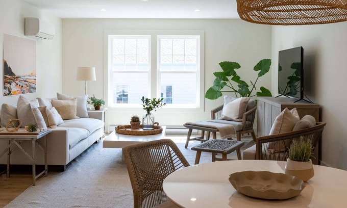 Kennebunk Apartment | Located in kennebunkport & Kennebunk's shopping & restaurant district.