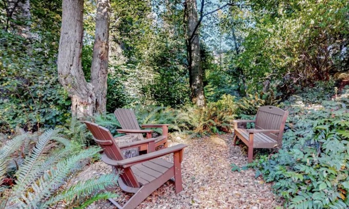 Langley House | Located in the downtown "Edmonds Bowl", walkable to all the best shops and restaurants