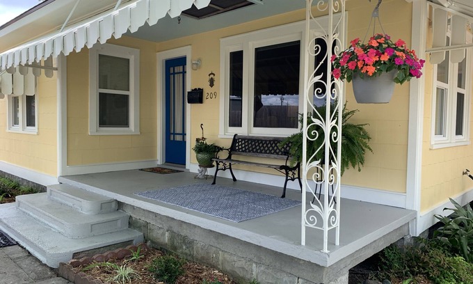 Breaux Bridge House | Located in the heart of Breaux Bridge historic district, perfect for all events.