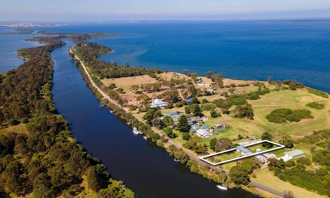 Eagle Point House | Located on the world-famous Silt Jetties