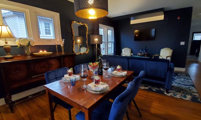Niagara Falls Apartment | Located within walking distance from the Famous Niagara Falls and the atractions