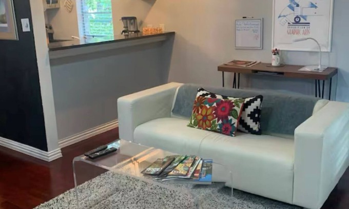 Clarksville Condo | Location! 6th street in Clarksville neighborhood. Walk to attractions.