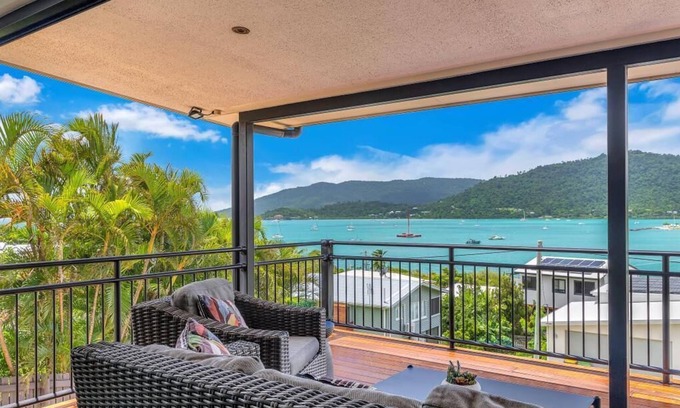 Airlie Beach House | Location, Location. The perfect Location for your stay in the Whitsundays!