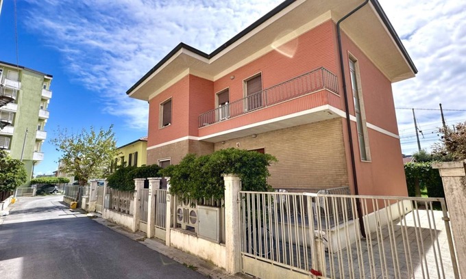 Senigallia Apartment | Location: privileged position, 30 meters from the sea, with large external court