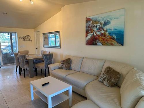Gulf Gate Estates House | Location! Tropical oasis close to