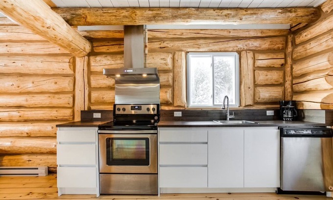 St-Adolphe-d'Howard Ski Chalet | Locations du Sommet - Le Log Home