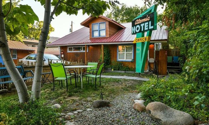 Moab Hotel | Lodge 5 - Downtown location. Studio with shared hot tub. Minutes to Arches N.P.