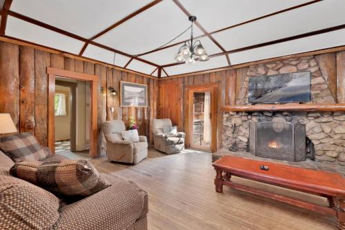 Big Bear Lake Resort | Lodge House-Family Cabin with Pool Table by Big Bear Vacations