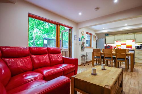 Liverton House | Lodge Nine for 6 with Hot Tub - Spa Resort in Devon