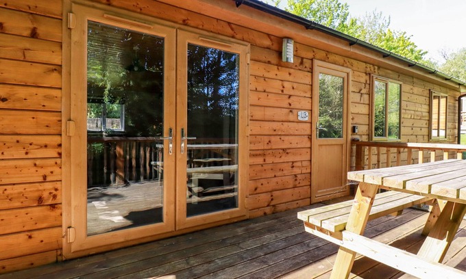 Grampound Cottage | LODGE THREE, family friendly, with a garden in Summercourt