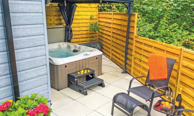 Low Newton Ski Chalet | Lodge with one double with TV.