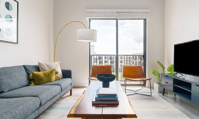 Midtown Apartment | Lodgeur | 1BR loft with relaxing views | Midtown