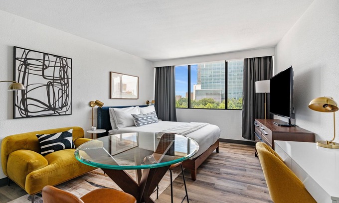 Greenway Plaza-Upper Kirby Apartment | Lodgeur | Bright studio w/desk | Upper Kirby