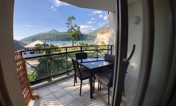 Duingt Apartment | Lodging with terrace ON LAKE, in residence with PRIVATE BEACH and pontoon