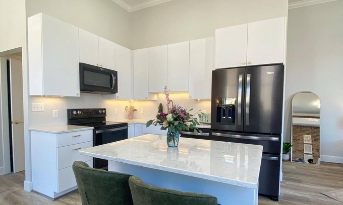 Du Quoin Apartment | Loft Apartment On Main - Sleeps 4