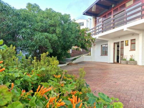 Gordons Bay Central Apartment | Loft Cottage, sleeps 2. Central and Cozy!
