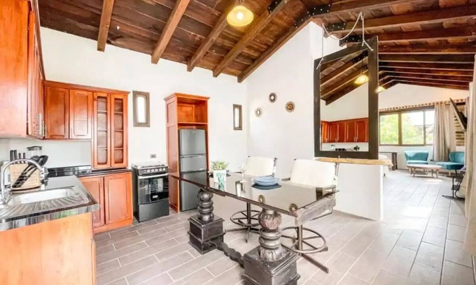 Antigua Guatemala Apartment | Loft en las cercanías de Antigua con cocina, internet, Netflix, piscina y grill