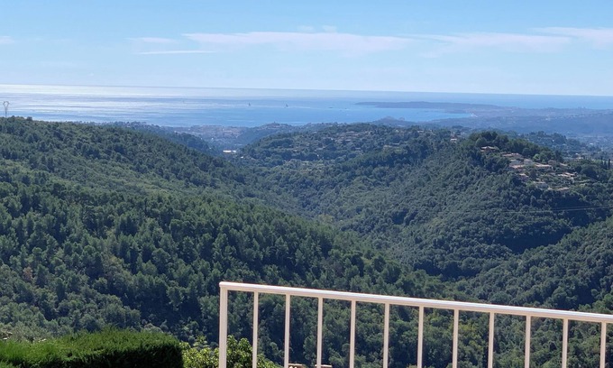 Saint-Jeannet Apartment | loft in a provencal village with sauna spa fitness with view over the sea