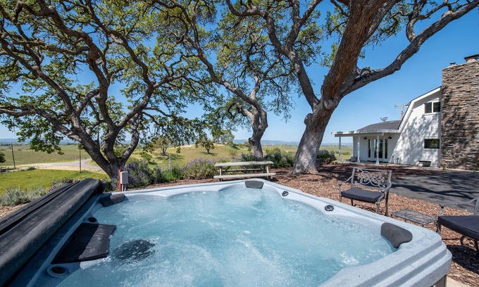 Paso Robles House | Loft on Vineyard Estate w/360 Views and Hot Tub!