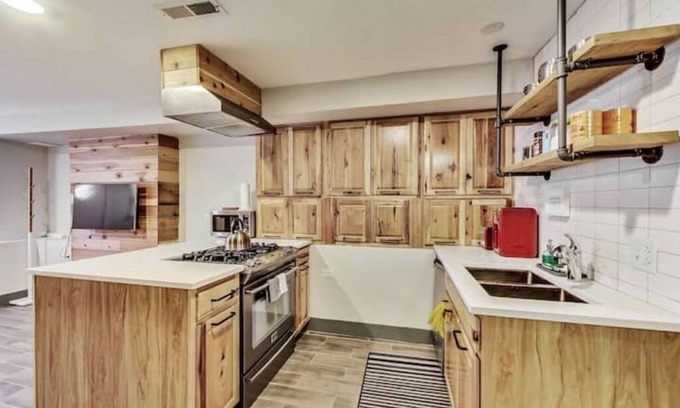 Tri-Taylor Apartment | Lofty 2Bd/Ba Med District