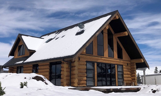 Ohau House | Log cabin - beautiful, relaxing getaway with breathtaking views!