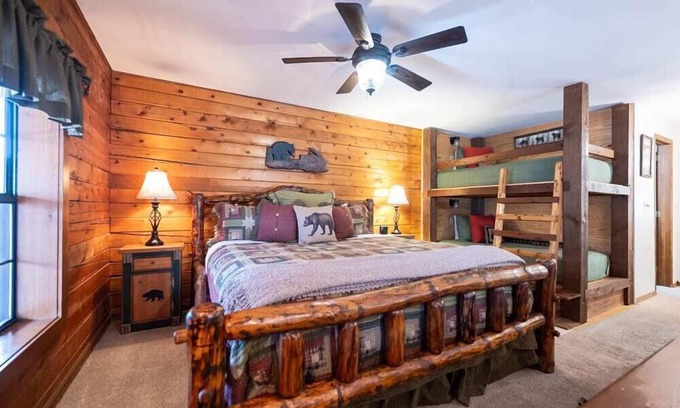 Eureka Springs Cabin | Log Cabin + Fire Pit + Trails + Porch Swing