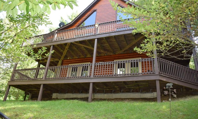 Piney Creek Cabin | Log Cabin in a secure community in the beautiful Blue Ridge Mountains.