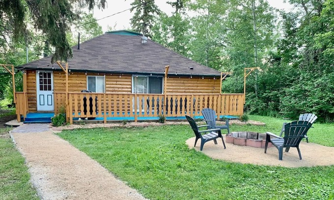 Winnipeg Beach Cabin | Log Cabin in Winnipeg Beach walking distance to the beach