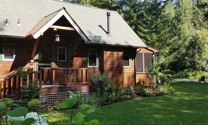 McKenzie Bridge Cabin | Log Cabin Inn McKenzie Riverfront Cabin, Newly Built