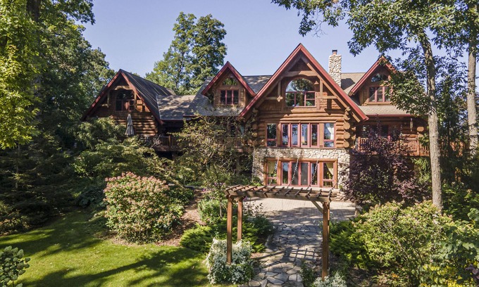 Lakeland Cabin | Log Cabin Mansion fronting Strawberry and Bass Lake with large oversized suites.