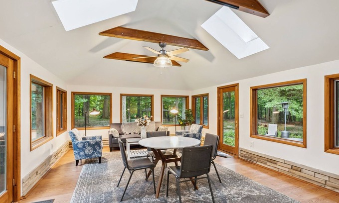 Richmond Heights House | Log Cabin - Natures Oasis - Fire Pit & Gazebo