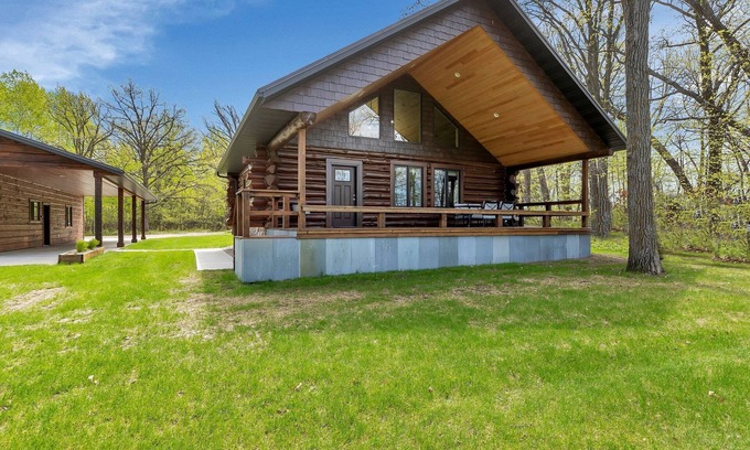 Ottertail Cabin | Log cabin on Pelican Bay