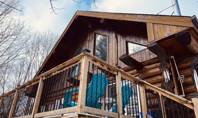 Tyendinaga House | Log Cabin on Salmon River