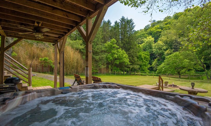 Lansing Cabin | Log Cabin on the New River with Easy Steps in the River + Hot Tub + Fire Pit